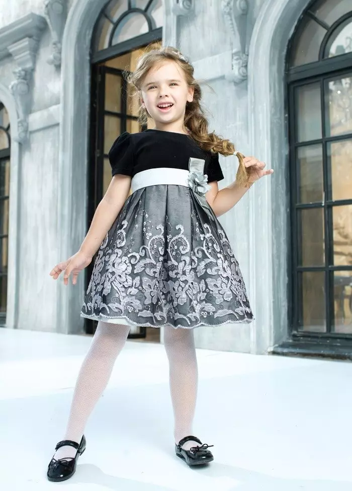 Gaun untuk anak perempuan Baby Steen (50 foto): Model dengan Cape, Coat dan pakaian anak-anak lainnya 3766_45