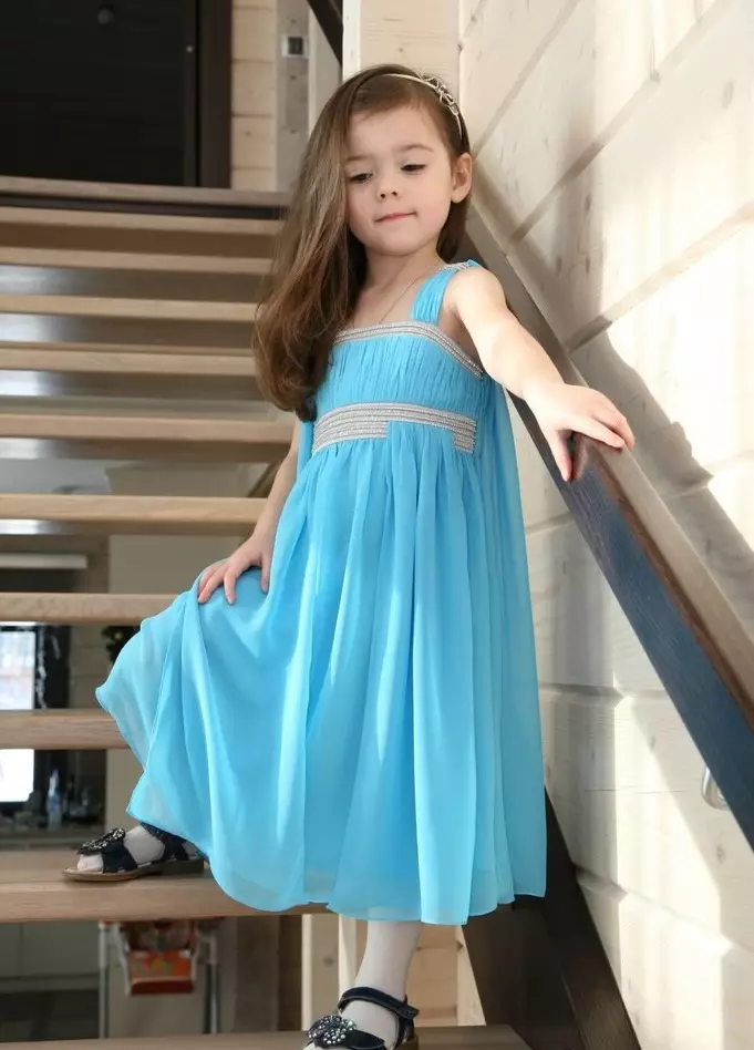 Gaun untuk anak perempuan Baby Steen (50 foto): Model dengan Cape, Coat dan pakaian anak-anak lainnya 3766_47