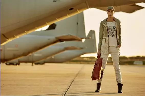 Aeronautica militar (51 fotografii): tricouri polo, capac de baseball, pantaloni scurți și încălțăminte, jachete, sac și jachetă, pantaloni de la brand 3780_35