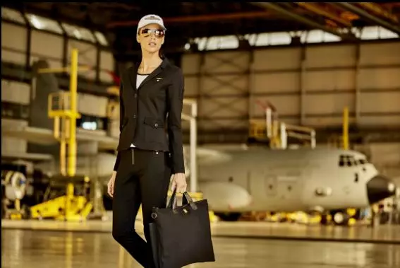 Aeronautica Milare (51 zdjęć): Koszulki polo, czapka z daszkiem, szorty i buty, kurtki, torba i bluza, spodnie z marki 3780_9