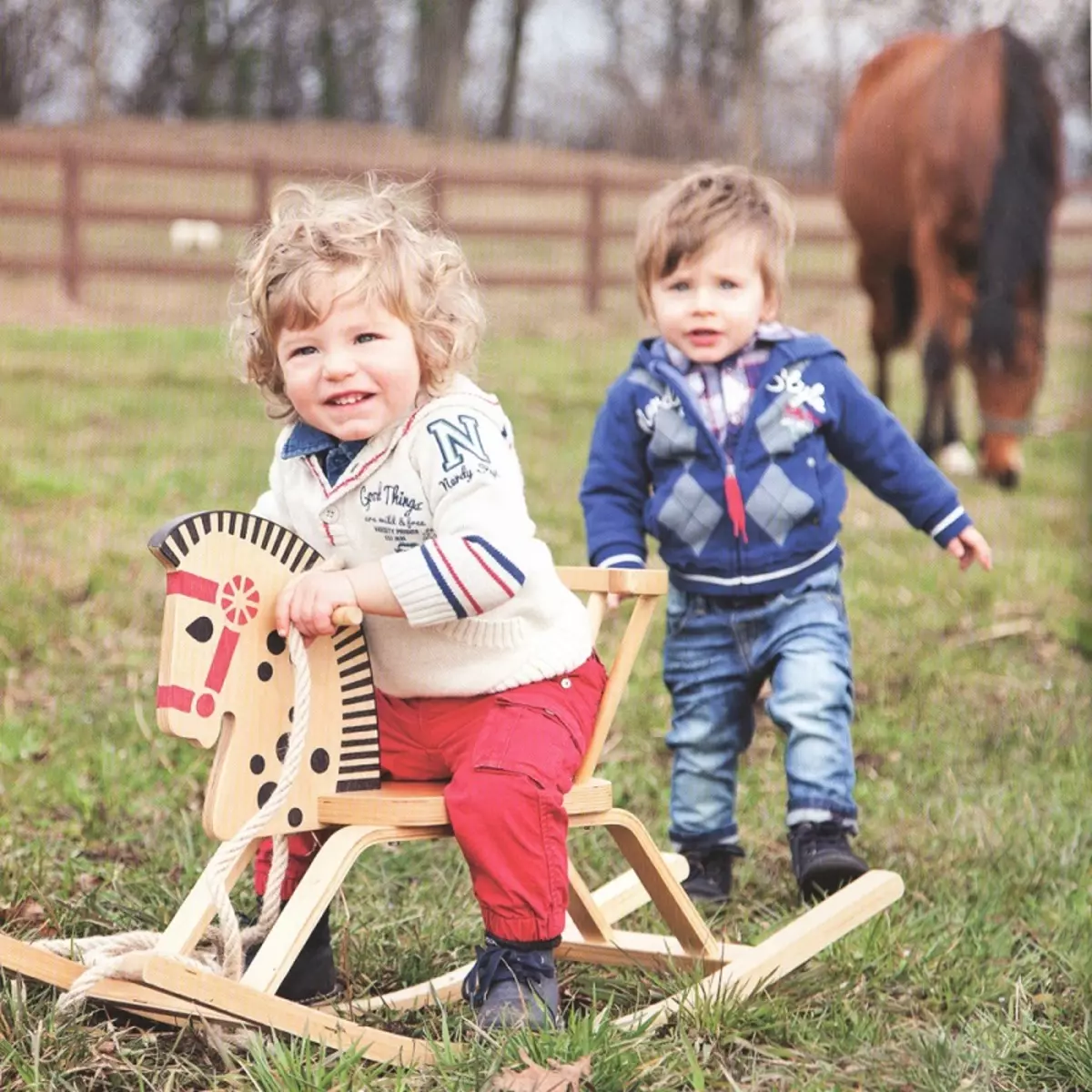 BRUS (62 fotos): vestuário infantil, jaquetas e windbreakers, vestidos e uniformes escolares para meninas, ternos para recém-nascidos 3785_19