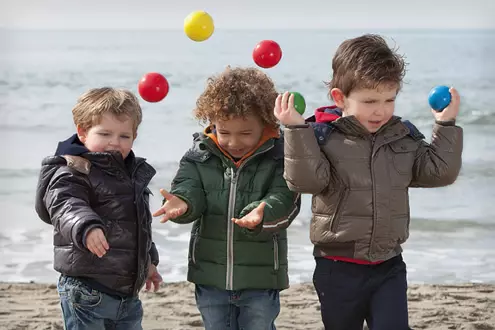 Brums (62 foto's): kinders se klere, baadjies en windbrekers, rokke en skooluniforms vir meisies, pakke vir pasgeborenes 3785_7