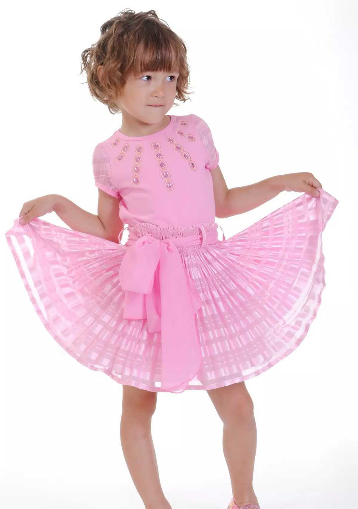 Cutie Susie (52 fotos): Uniforme da escola, vestidos, trajes e roupas para crianças para meninas 7 anos, produto 3792_37