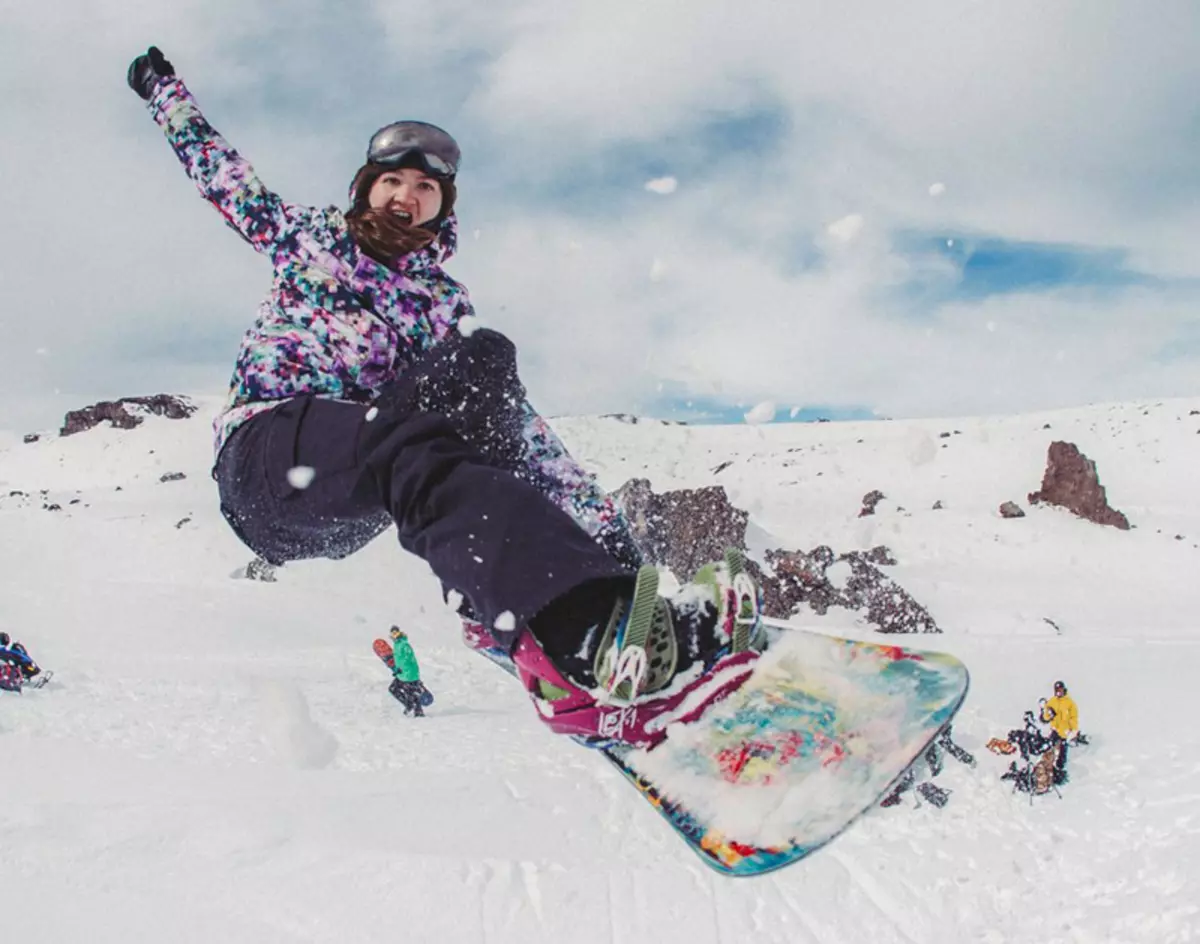 Pakéan Burton (59 Poto): Snowboards sareng pakean snowboard, kantong, jaket sareng sapatu awéwé 3799_15