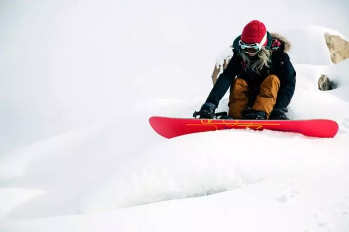 Pakéan Burton (59 Poto): Snowboards sareng pakean snowboard, kantong, jaket sareng sapatu awéwé 3799_2
