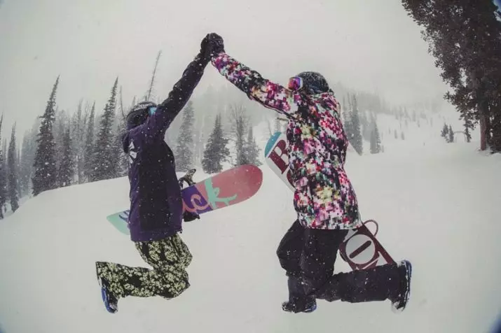 Burton-vestaĵo (59 fotoj): Snowboards kaj snowboard-vestaĵoj, tornistroj, jakoj kaj virinaj botoj 3799_26