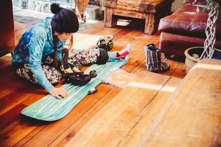 Pakéan Burton (59 Poto): Snowboards sareng pakean snowboard, kantong, jaket sareng sapatu awéwé 3799_42