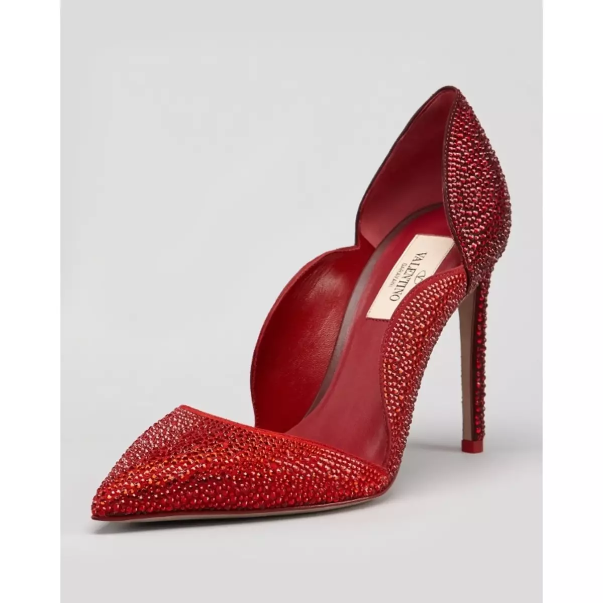 Valentino (147 fotografii): colecție Red Valentino, saci, adidași și adidași, pantofi și sandale, rochii de femei și parfumuri, recenzii de marcă 3811_103