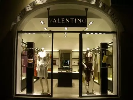 Валентино (147 снимки): Collection Red Valentino, чанти, маратонки и маратонки, обувки и сандали, рокли на жените и парфюми, ревюта марка 3811_3