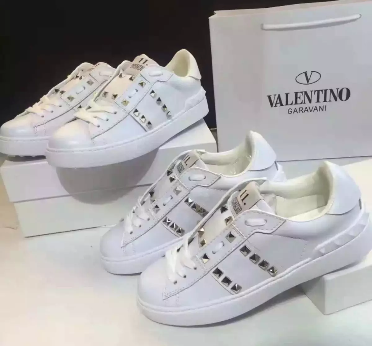 Valentino (147 foto): Mbledhja e kuqe Valentino, çanta, atlete dhe atlete, këpucë dhe sandale, veshjet e grave dhe parfumet, komentet e markës 3811_92