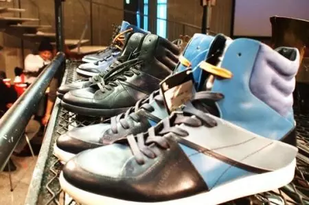 Ալեքսանդր Մակքուին (113 լուսանկար). Ակնոցներ, ճարմանդներ, սպորտային կոշիկներ, սպորտային կոշիկներ եւ այլ կոշիկներ, օծանելիք, հագուստի հավաքածուներ, արտադրանքի ակնարկներ 3833_89