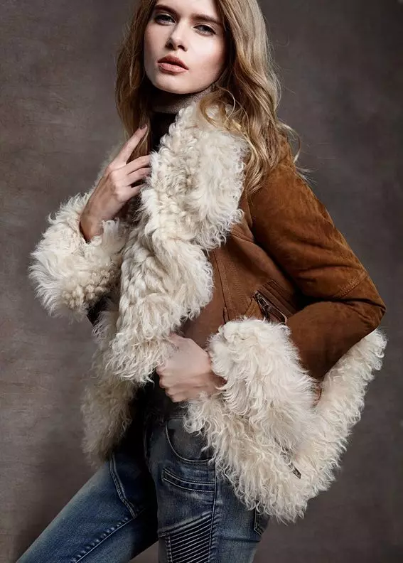 Sheepskin Coat (146 φωτογραφίες): Από φυσικό, θηλυκό σύντομο παλτό, σε δέρμα προβάτου, με δέρμα προβάτου, μπεζ, λεπτό, ζεστό