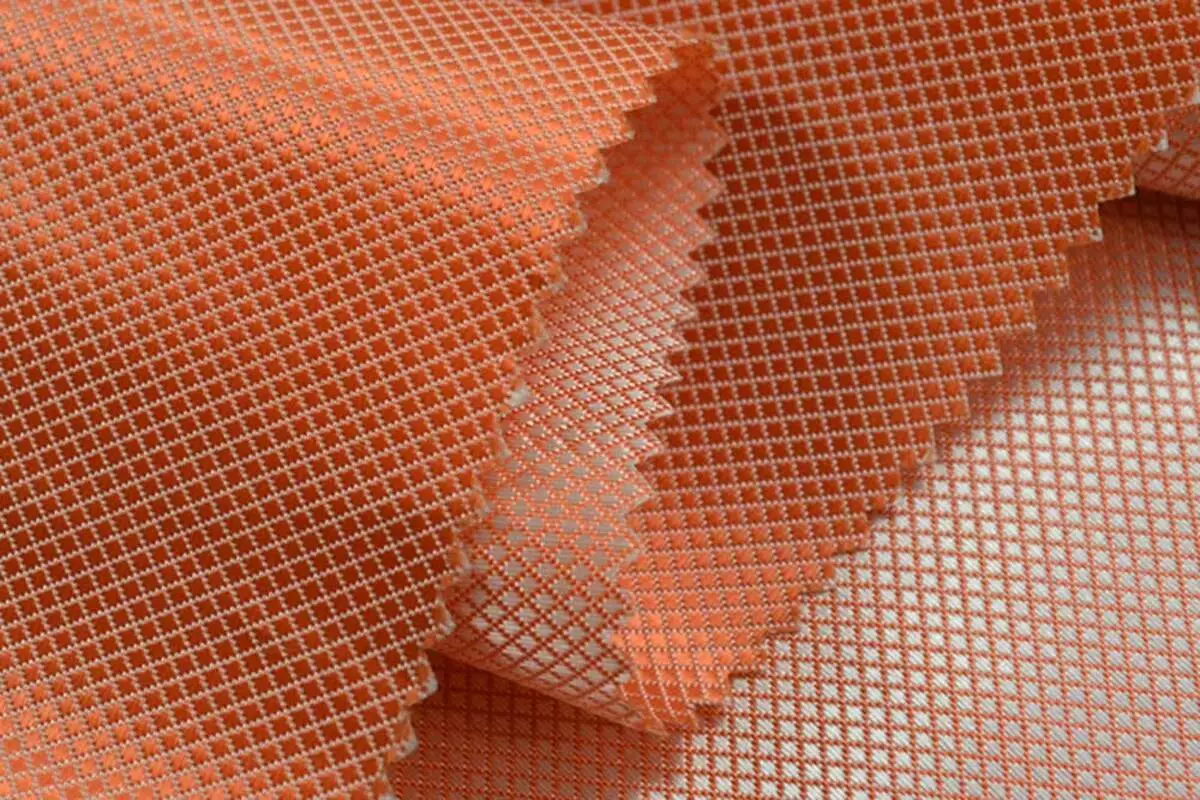 Vải Polyurethane: Tài liệu này là gì? Thành phần và tính chất của polyurethane, đặc điểm của vải để may và túi, áo khoác và váy 3895_2