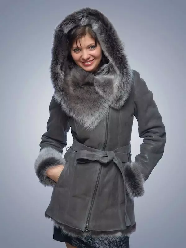 Ženske lagane ovčevine (44 fotografije): tanki modeli za jesen i proljeće, što je to, jakna-pokriva, svjetlo, recenzije 389_29
