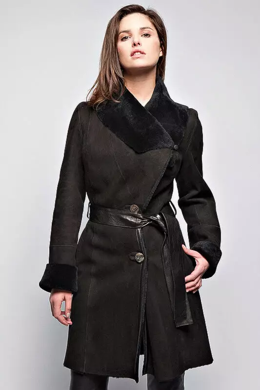 Sheepskins lixeiros de mulleres (44 fotos): Modelos finos para o outono e na primavera, o que é, chaqueta-cobre, luz, comentarios 389_37