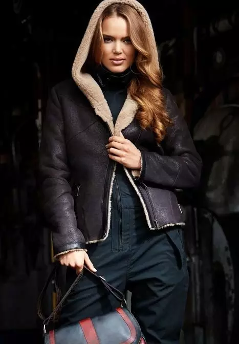 Sheepskins leves de mulheres (44 fotos): modelos finos para outono e na primavera, o que é, capas de jaqueta, luz, comentários 389_4