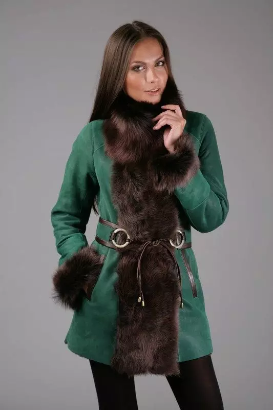 Sheepskins سبک وزن زنان (44 عکس): مدل های نازک برای پاییز و بهار، آنچه که آن را پوشش می دهد، جلیقه پوشش، نور، بررسی 389_9