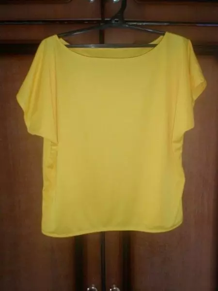 Tunaweka blouse na bega iliyopandwa, mabega ya wazi (picha 55): mfano na sleeves na kupunguzwa kwenye mabega, muundo na usanidi wa blouse ya wakulima 3915_30