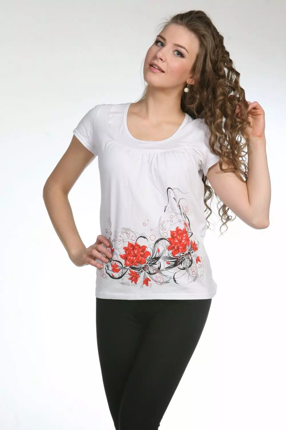 Modello di T-shirt da donna (81 foto): Come cucire da maglieria con le tue mani, una maglietta da abbigliamento e un trituratore per principianti 3919_42
