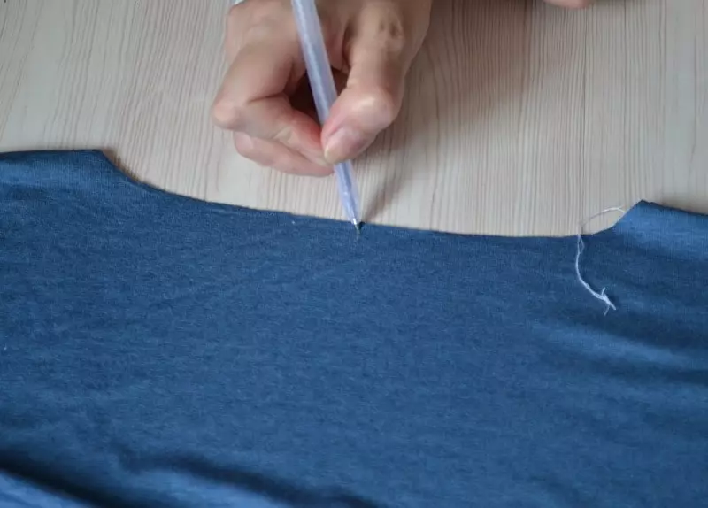 Πρότυπο T-shirt γυναικών (81 φωτογραφίες): Πώς να ράψετε από πλεκτά με τα χέρια σας, ένα φόρεμα-μπλουζάκι και ένα τεμαχισμό για αρχάριους 3919_57