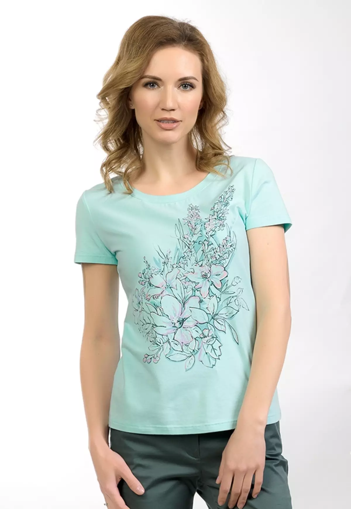 Πρότυπο T-shirt γυναικών (81 φωτογραφίες): Πώς να ράψετε από πλεκτά με τα χέρια σας, ένα φόρεμα-μπλουζάκι και ένα τεμαχισμό για αρχάριους 3919_6