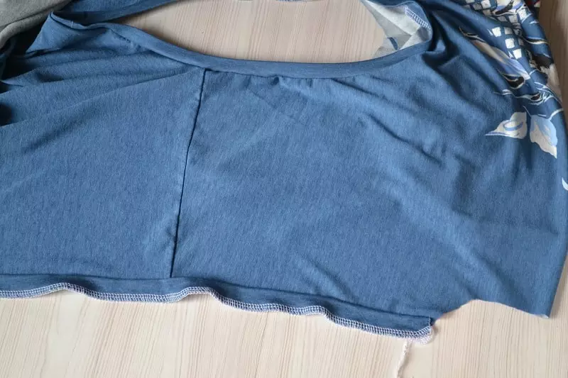 Modello di T-shirt da donna (81 foto): Come cucire da maglieria con le tue mani, una maglietta da abbigliamento e un trituratore per principianti 3919_65