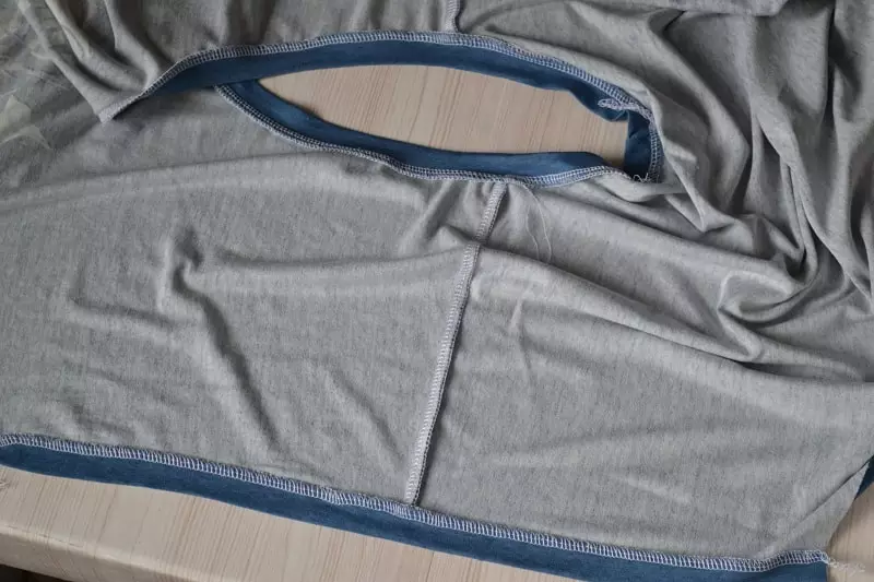 Πρότυπο T-shirt γυναικών (81 φωτογραφίες): Πώς να ράψετε από πλεκτά με τα χέρια σας, ένα φόρεμα-μπλουζάκι και ένα τεμαχισμό για αρχάριους 3919_68