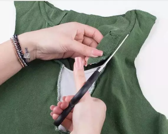 איך לעשות חולצת טריקו מסוגנן מחולצת טריקו: איך לחתוך ולשנות בחולצת טריקו, איך לעשות חולצה-אלכוהוליסטית 3924_30