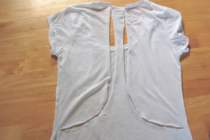 Com fer una samarreta elegant d'una samarreta: com tallar i alterar en samarreta, com fer una camisa alcohol 3924_47