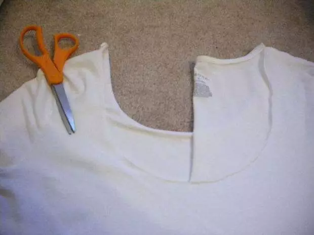 Како направити елегантну мајицу са мајице: Како сећи и изменити у мајици, како направити кошуљу алкохоличар 3924_54