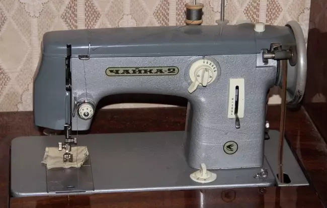 Máquinas de costura (73 fotos): Como escolher uma boa máquina de costura? Como usar? O princípio da maquinaria doméstica, proprietária Reviews 3941_14