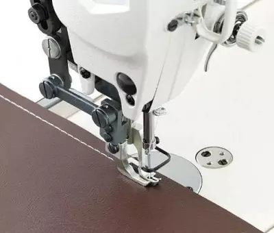 Швейні машинки (73 фото): як вибрати хорошу швейну машину? Як користуватися? Принцип роботи побутових машинок, відгуки власників 3941_42