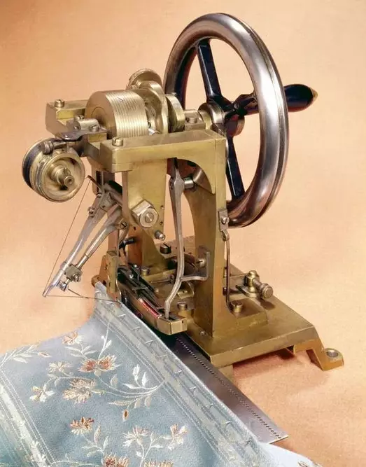 Швейні машинки (73 фото): як вибрати хорошу швейну машину? Як користуватися? Принцип роботи побутових машинок, відгуки власників 3941_7