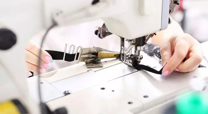 Швейні машинки (73 фото): як вибрати хорошу швейну машину? Як користуватися? Принцип роботи побутових машинок, відгуки власників 3941_73