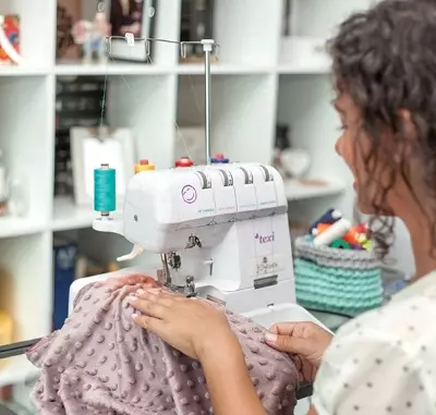 Overlock mẹrin ti pari: bi o ṣe le ṣe awọn abayọ? Bawo ni iyara lati tan kaakiri mẹrin? Bawo ni lati tunto laini naa? 3948_5