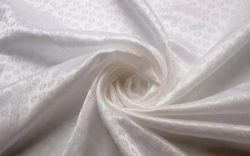 Cotton (45 foto): Properti kain katun padat, katun tipis 100%, jenis bahan dan perbedaannya dari rami. Bagaimana jika kapas duduk setelah dicuci? 3975_19