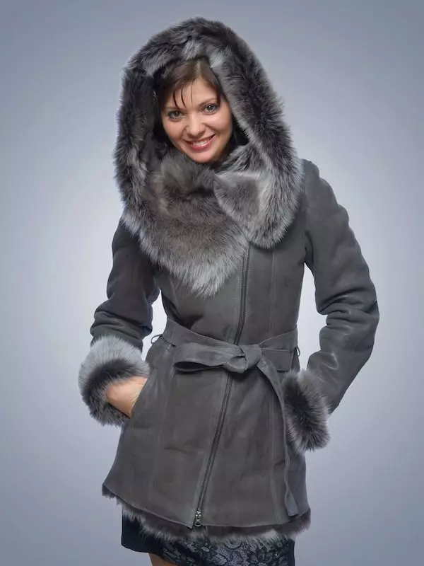 Εργαλεία από τεχνητή γούνα (74 φωτογραφίες): Σύντομη, πόσο είναι ένα φυσικό δέρμα παλτό στην τεχνητή γούνα, με μια κουκούλα 397_36