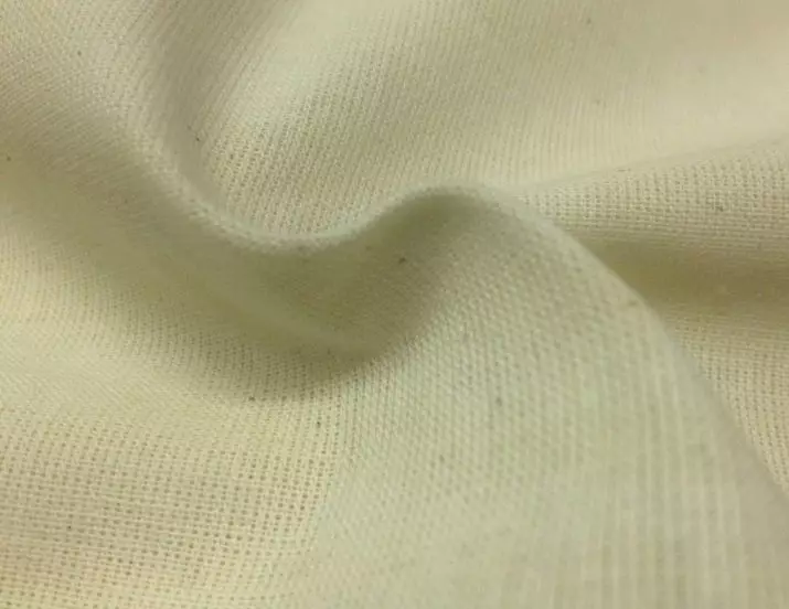 Kafkaslar (32 fotoğraf): Bu kumaş nedir ve pamuktan nasıl farklıdır? Çarpma malzemesinin yoğunluğu nedir? Cimri beyaz kaskının bileşimi. Kumaştan ne dikilebilir? 3997_6