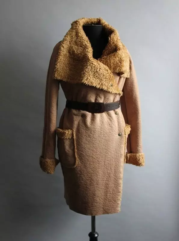 پوشش مصنوعی (71 عکس): زن کوتاه، آیا ممکن است یک کت از چرم مصنوعی، کت کت را بشویید 402_35