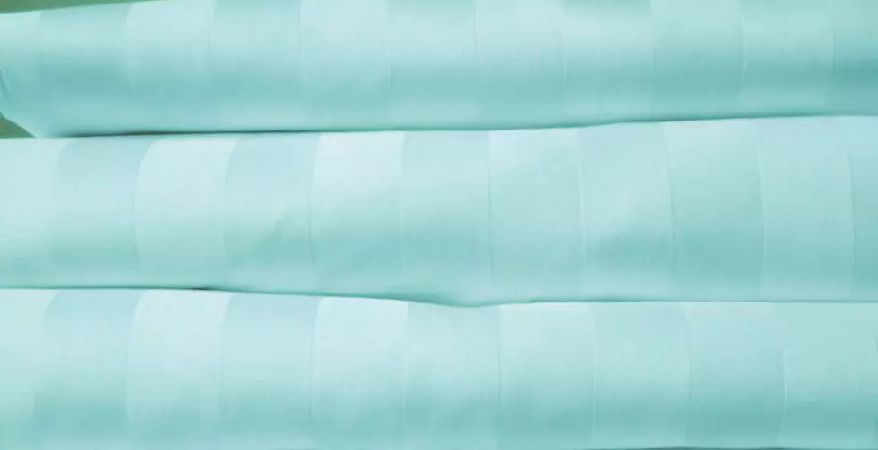 Straip-saten: Çfarë është ky pëlhurë dhe është e mundur për të qep një pillowcase nga ajo, fletë dhe një mbulesë duvet? Cila është përbërja e saj? Shqyrtime 4041_8