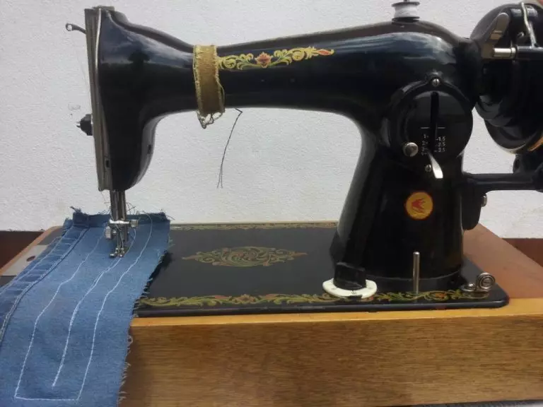 Como consertar uma máquina de costura? Como inserir um thread em uma máquina manual? Esquema de reabastecimento de tópicos superiores e inferiores na máquina elétrica e de pé 4056_13