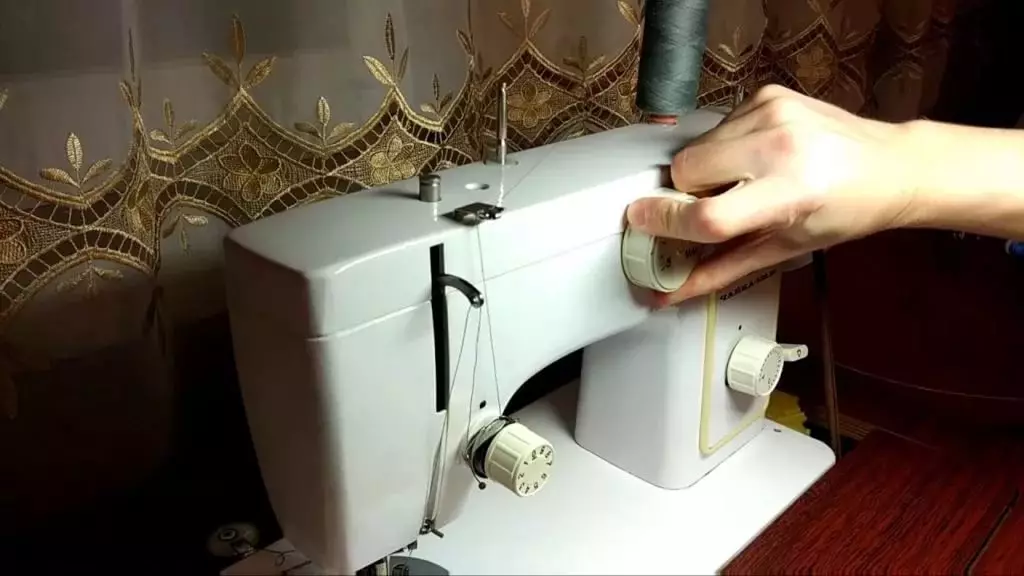 Як заправити швейну машинку? Як правильно вставити нитку в ручну машинку? Схема заправка верхньої і нижньої нитки в електричній і ніжний машині 4056_21