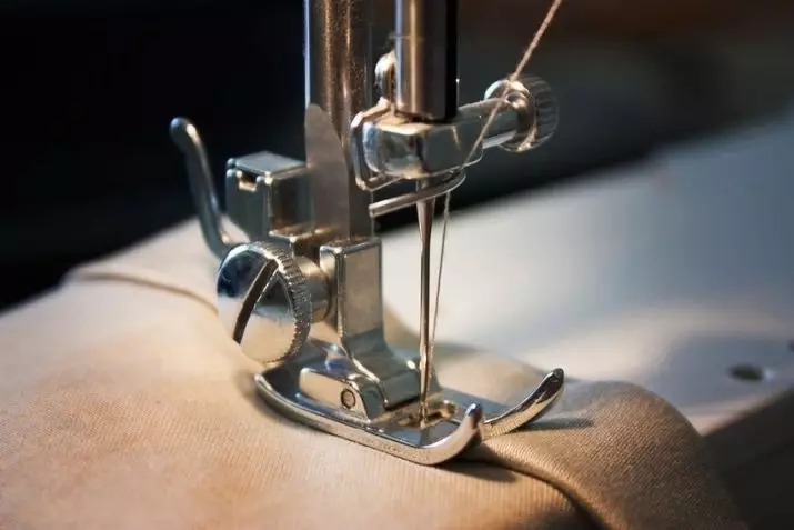 Kaip nustatyti siuvimo mašiną? Kaip įterpti temą į rankinį mašiną? Schemos degalų papildymas Viršutiniai ir apatiniai siūlai elektros ir pėdų mašinoje 4056_24