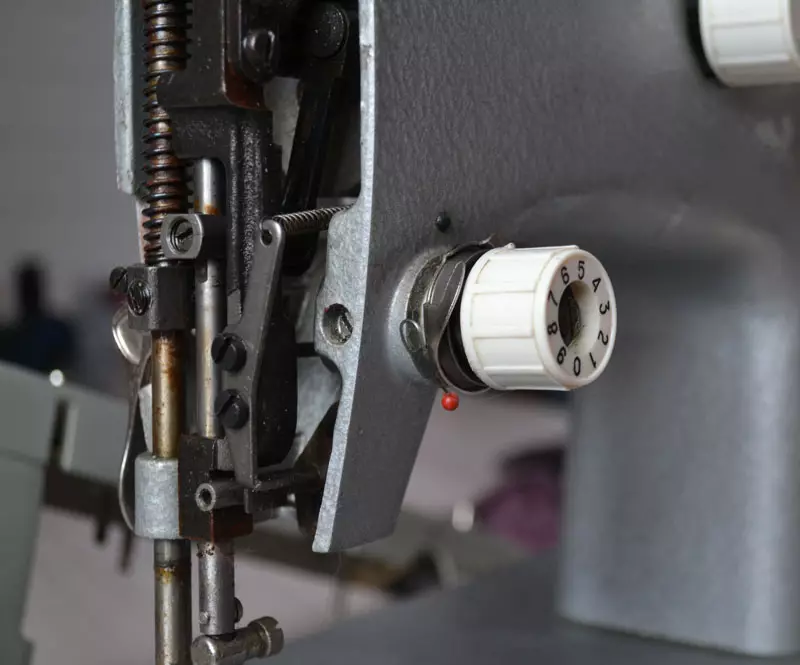 如何修復縫紉機？如何將線程插入手動機器？在電氣和腳踏機中加油的方案加油 4056_3