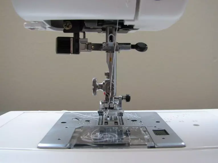 Tensões na máquina de costura: como ajustar a tensão do fio inferior? Como configurar o segmento superior na máquina? 4058_10