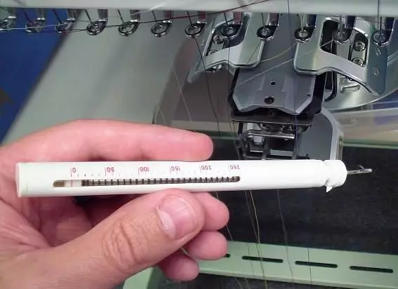 Spankdraden in de naaimachine: hoe de spanning van de onderdraad aan te passen? Hoe de bovenste draad in de machine in te stellen? 4058_14