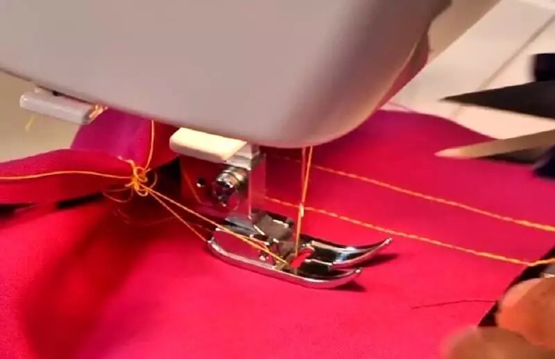Spänningsgängor i symaskinen: Hur man justerar spänningen på den nedre tråden? Hur man ställer in den övre tråden i maskinen? 4058_2