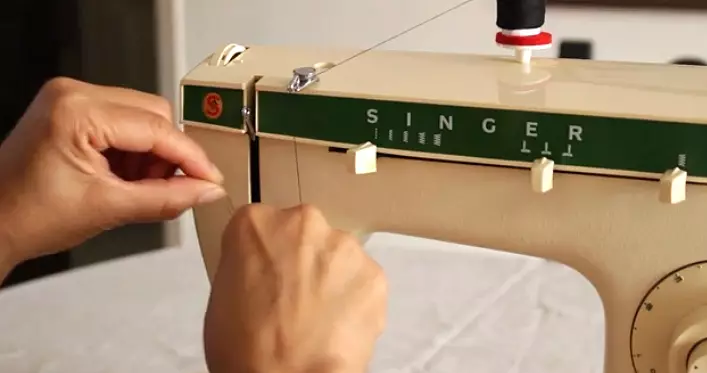 Spänningsgängor i symaskinen: Hur man justerar spänningen på den nedre tråden? Hur man ställer in den övre tråden i maskinen? 4058_21