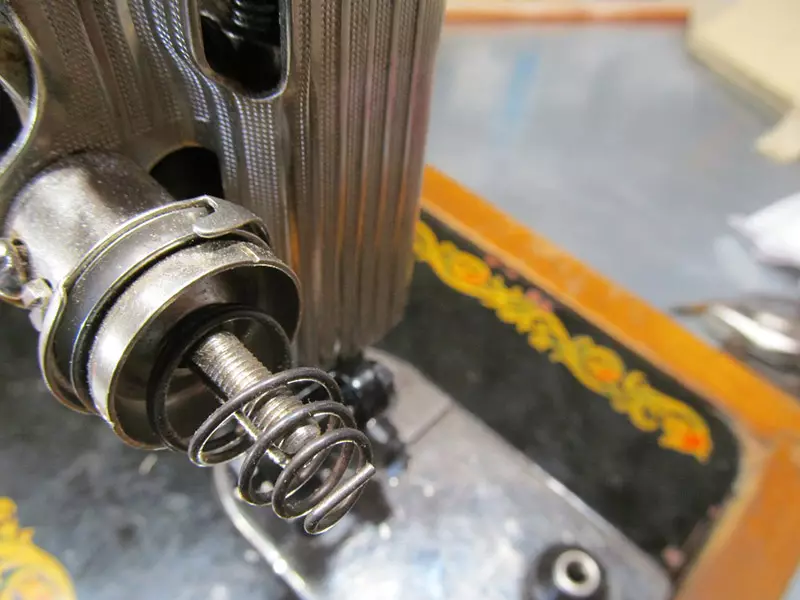 Spänningsgängor i symaskinen: Hur man justerar spänningen på den nedre tråden? Hur man ställer in den övre tråden i maskinen? 4058_22