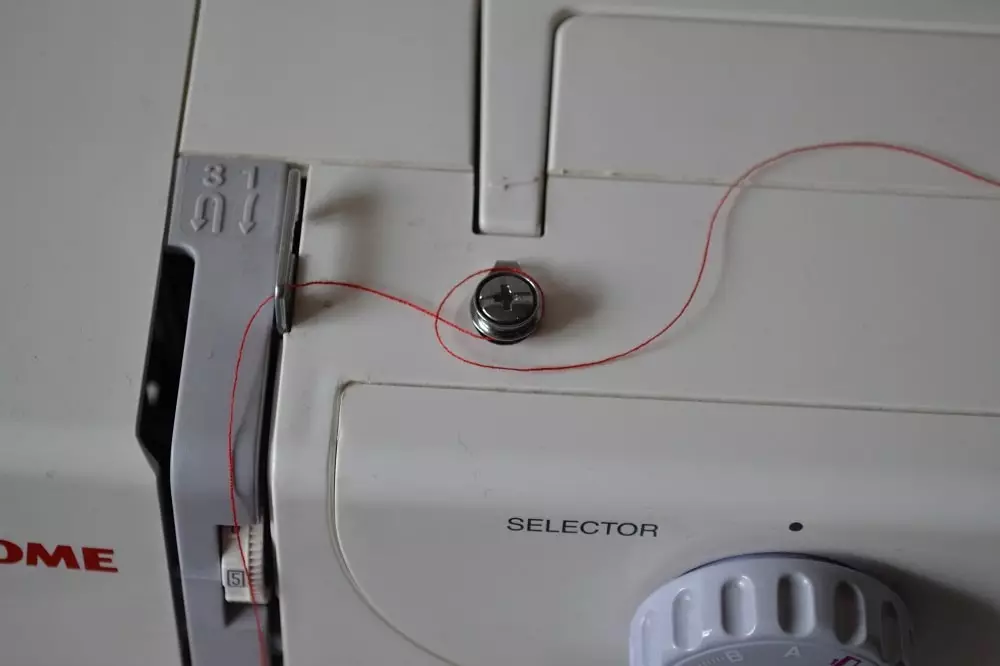 Spankdraden in de naaimachine: hoe de spanning van de onderdraad aan te passen? Hoe de bovenste draad in de machine in te stellen? 4058_24